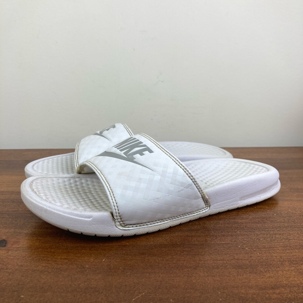 Nike Benassi Just Do It White Metallic Silver Slides 343881-102 Women’s Size 7.